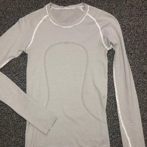 Lululemon SWIFTLY Stripped top in B/W Size 4